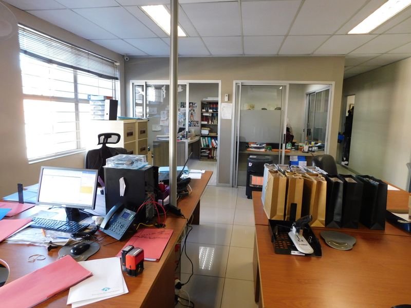 Move In Ready Subdivisible Offices At An Easy To Find Address. - Photo 5