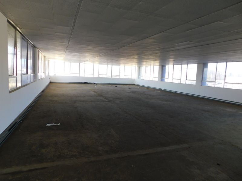 Ideal High Exposure Premises For College, Call  Centre or Offices. To Rent / For Sale. - Photo 10