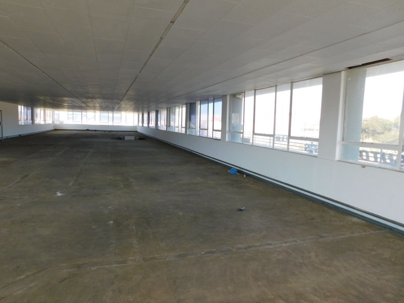 Ideal High Exposure Premises For College, Call  Centre or Offices. To Rent / For Sale. - Photo 8