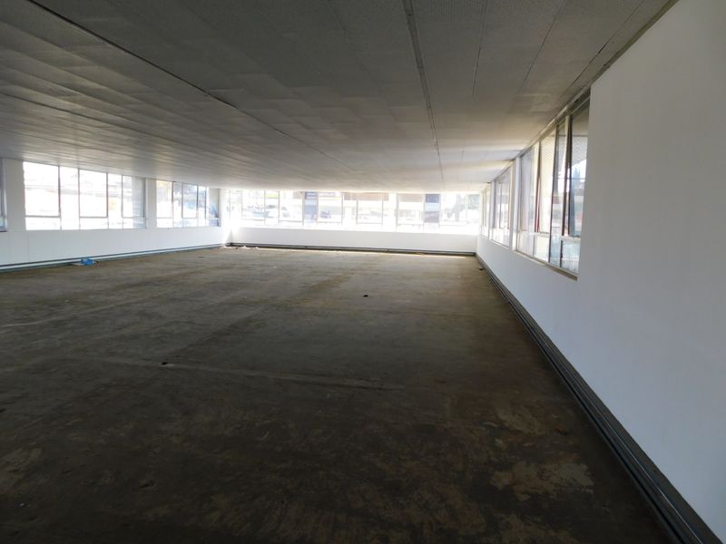 Ideal High Exposure Premises For College, Call  Centre or Offices. To Rent / For Sale. - Photo 6