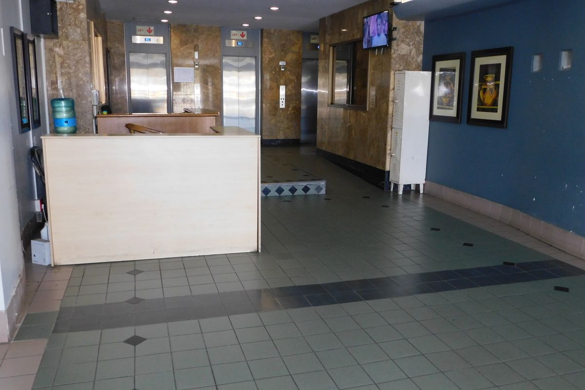 Ideal High Exposure Premises For College, Call  Centre or Offices. To Rent / For Sale. - Photo 4