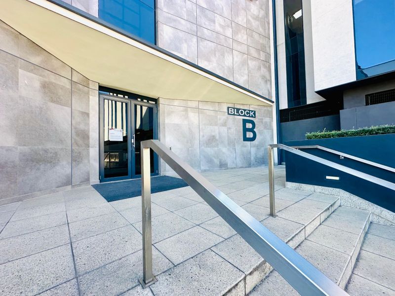Premium Workspace in Bryanston’s Prestigious Commercial Hub - Photo 2