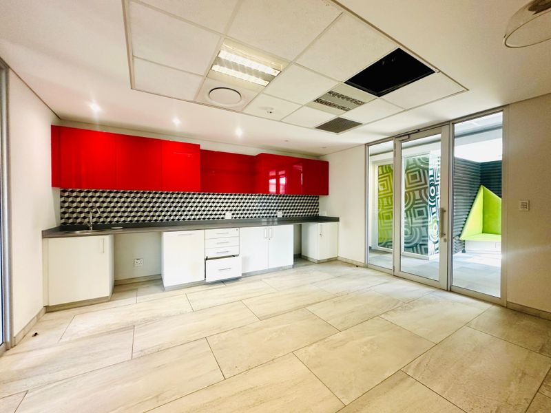 Premium Workspace in Bryanston’s Prestigious Commercial Hub - Photo 4