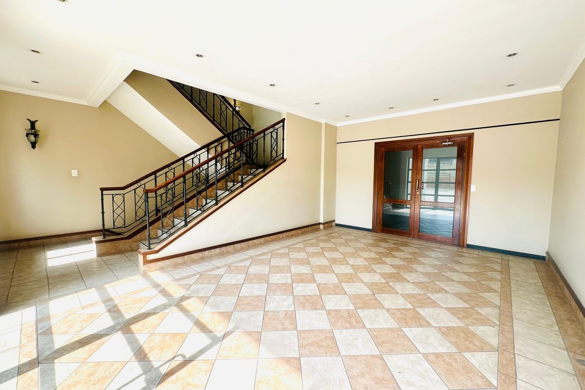 Premium Ground Floor Office in Woodmead’s Sought-After Business Hub - Photo 2