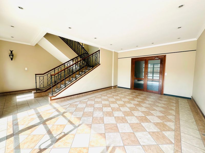 Premium Ground Floor Office in Woodmead’s Sought-After Business Hub - Photo 2