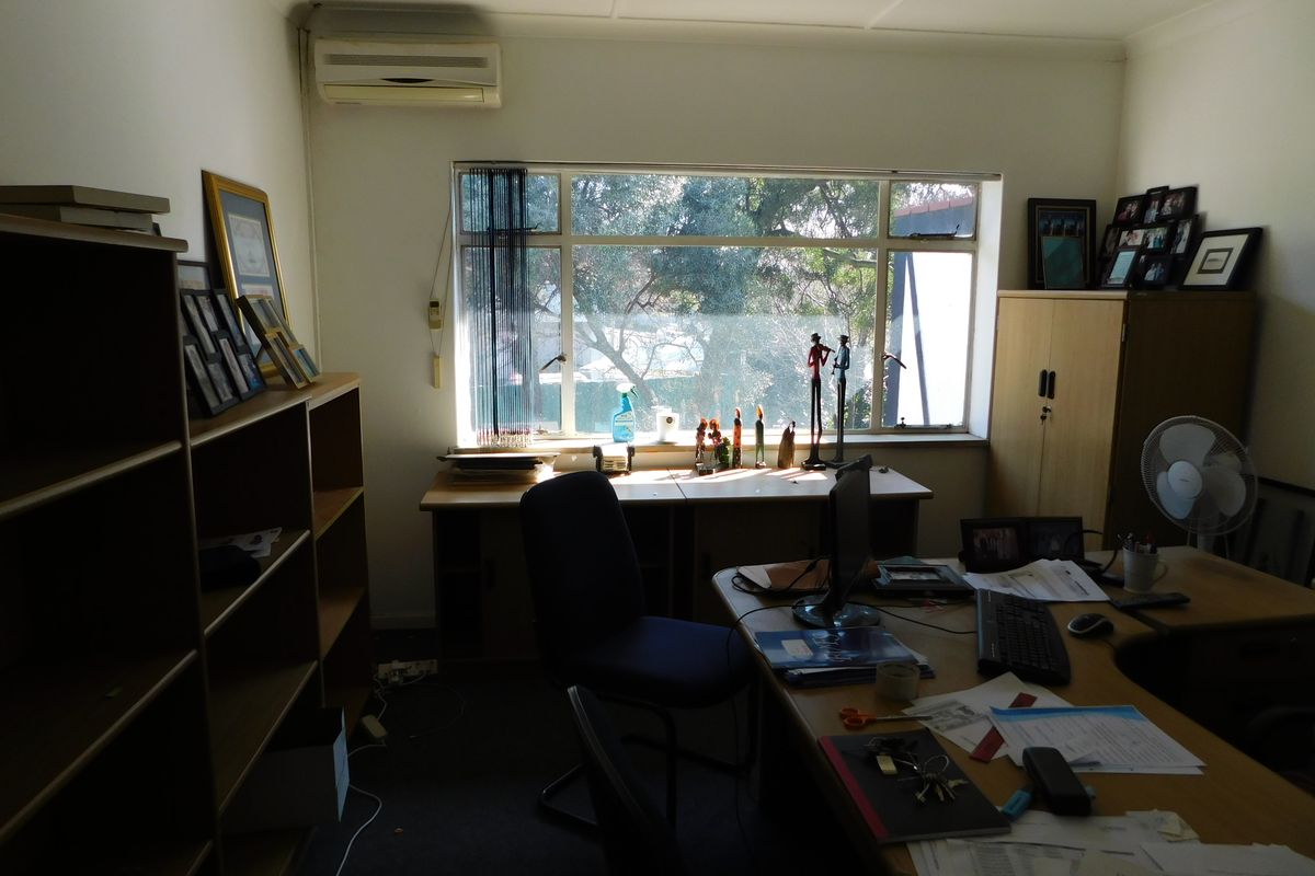 Small Neat Office Unit For Sale Or To Let. - Photo 4