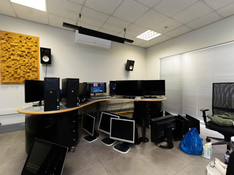 Freestanding Freehold And Immaculate Modern Workspace For Sale /To Let. - Photo 10