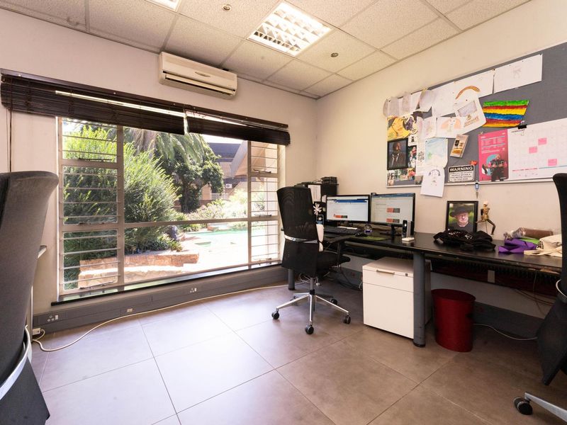 Freestanding Freehold And Immaculate Modern Workspace For Sale /To Let. - Photo 9