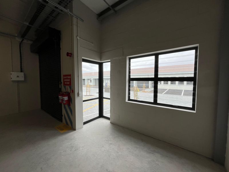 115 squares Commercial Warehouse Unit. Block E, Unit E05, The Exchange, Montague Gardens. - Photo 5