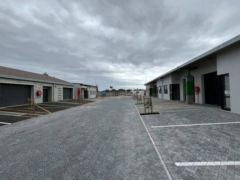 115 squares Commercial Warehouse Unit. Block E, Unit E05, The Exchange, Montague Gardens. - Photo 2