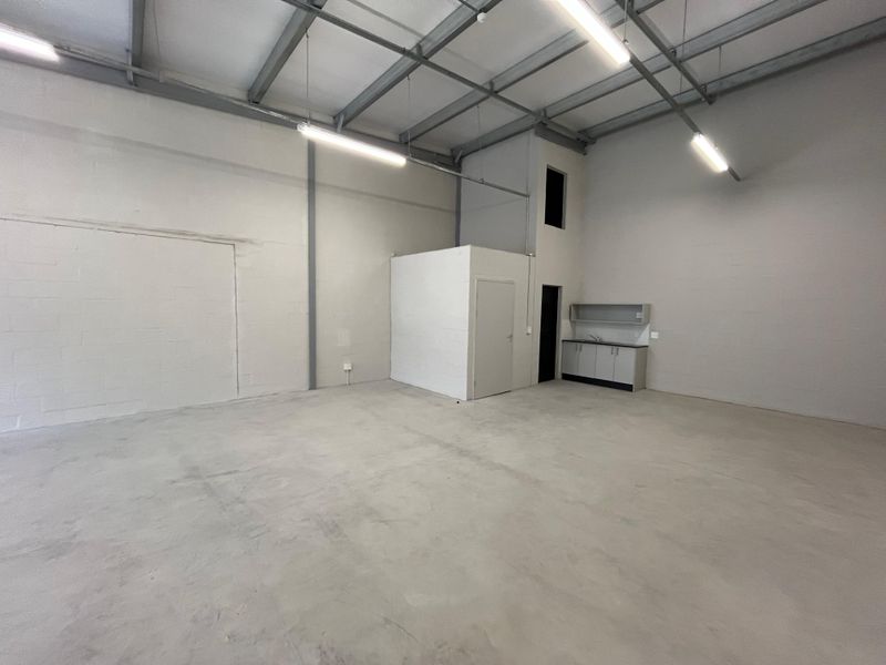 115 squares Commercial Warehouse Unit. Block E, Unit E05, The Exchange, Montague Gardens. - Photo 9