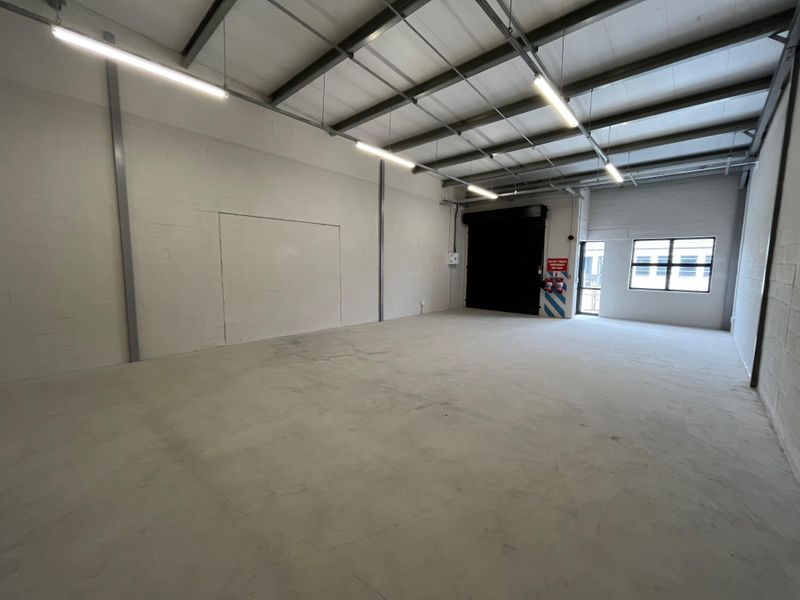 115 squares Commercial Warehouse Unit. Block E, Unit E05, The Exchange, Montague Gardens. - Photo 10