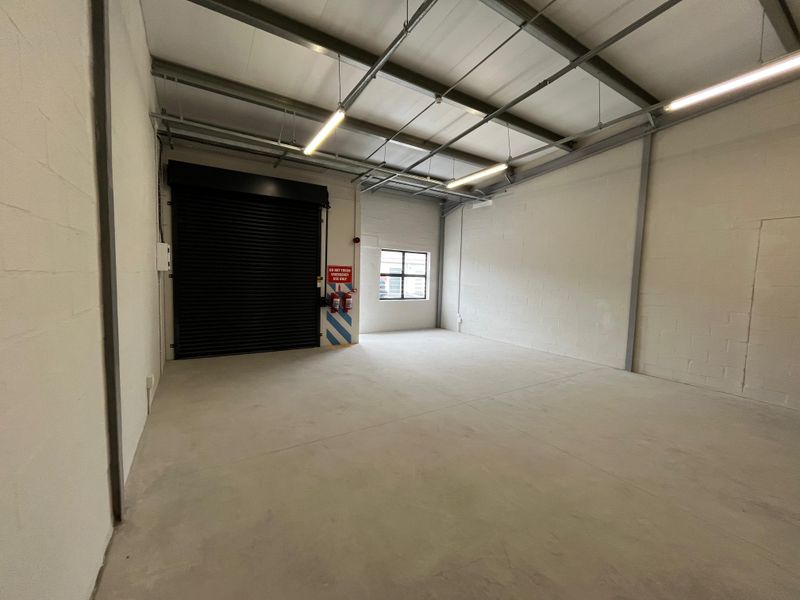 115 squares Commercial Warehouse Unit. Block E, Unit E05, The Exchange, Montague Gardens. - Photo 8