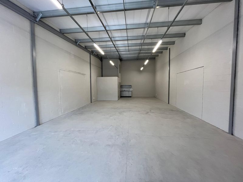 115 squares Commercial Warehouse Unit. Block E, Unit E05, The Exchange, Montague Gardens. - Photo 7