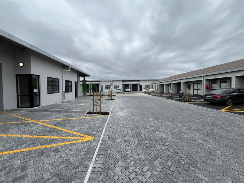 115 squares Commercial Warehouse Unit. Block E, Unit E05, The Exchange, Montague Gardens. - Photo 3