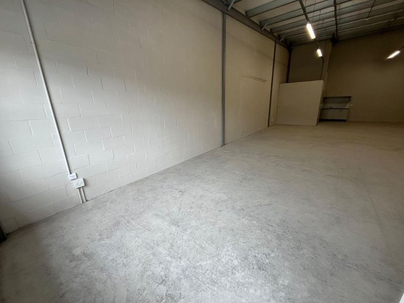 115 squares Commercial Warehouse Unit. Block E, Unit E05, The Exchange, Montague Gardens. - Photo 4