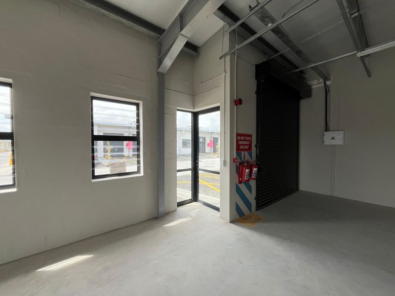 159 squares Light Industrial Unit, The Exchange, Montague Gardens. - Photo 4