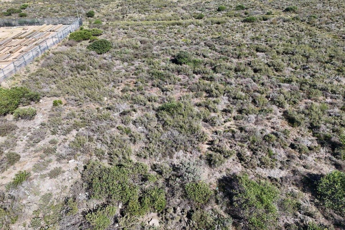 LOVELY LEVEL LARGE 3924 m2 COMMERCIAL STAND FOR SALE - Photo 2