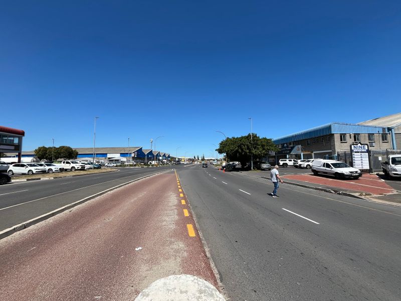 256 squares Versatile Warehouse Unit, Prime Montague Gardens Location, 9 Montague Drive. - Photo 5