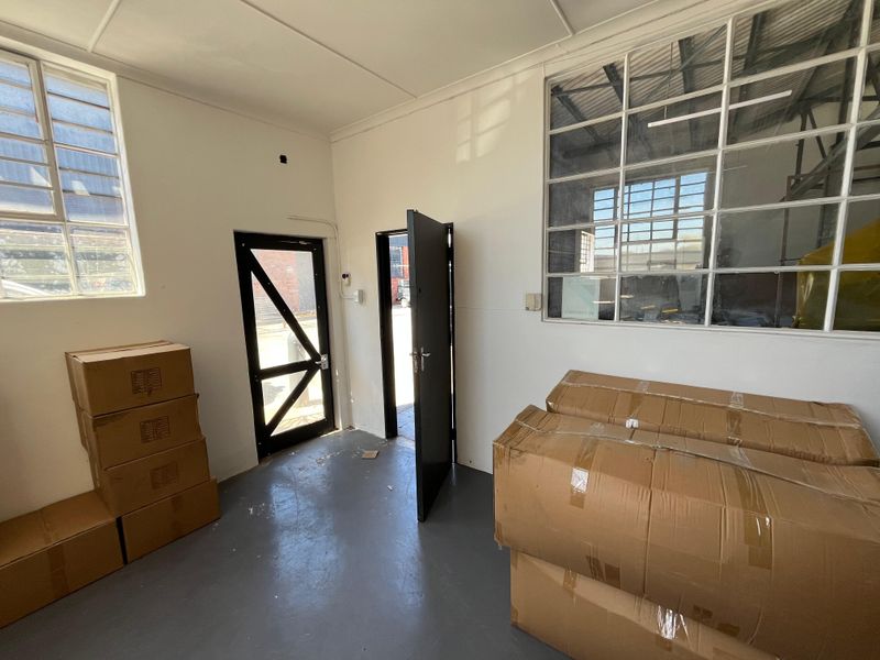 256 squares Versatile Warehouse Unit, Prime Montague Gardens Location, 9 Montague Drive. - Photo 9