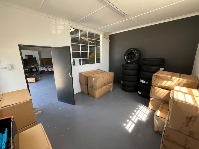 256 squares Versatile Warehouse Unit, Prime Montague Gardens Location, 9 Montague Drive. - Photo 8