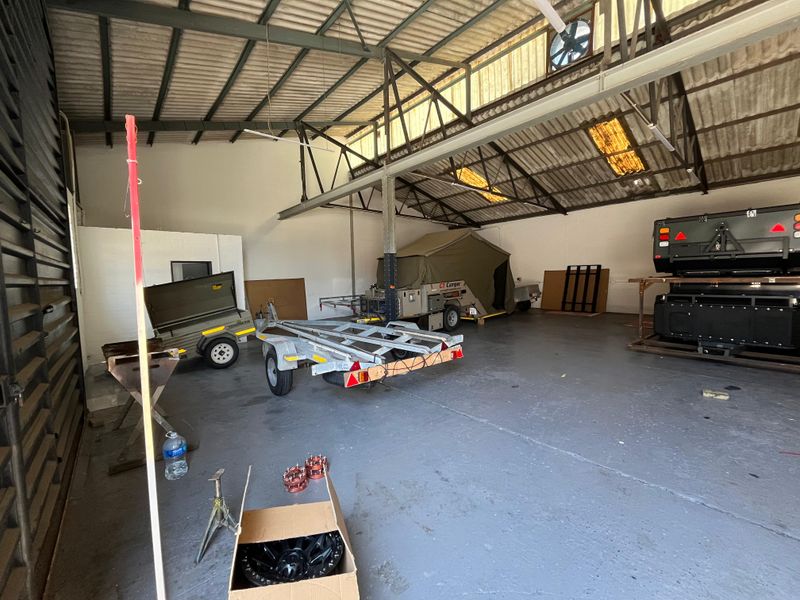 256 squares Versatile Warehouse Unit, Prime Montague Gardens Location, 9 Montague Drive. - Photo 6