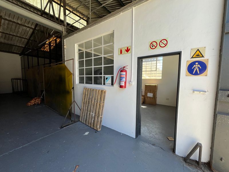 256 squares Versatile Warehouse Unit, Prime Montague Gardens Location, 9 Montague Drive. - Photo 7