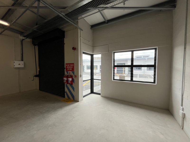 121 squares Modern Commercial Warehouse. Unit F06, The Exchange, Montague Gardens - Photo 4