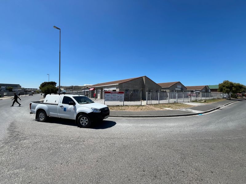 High-Exposure 1Corner Unit. Showroom, Retail or Storage. 16 Stella Road, Montague Gardens - Photo 5