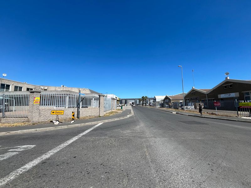 High-Exposure 1Corner Unit. Showroom, Retail or Storage. 16 Stella Road, Montague Gardens - Photo 4