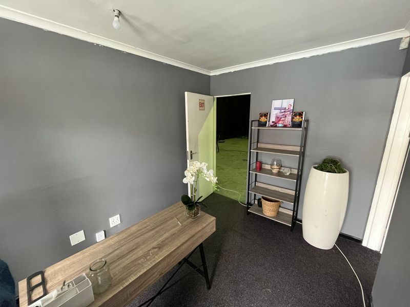 Prime 365 squares Industrial Warehouse. High-Functionality & Exceptional Location. Montague Gardens - Photo 5