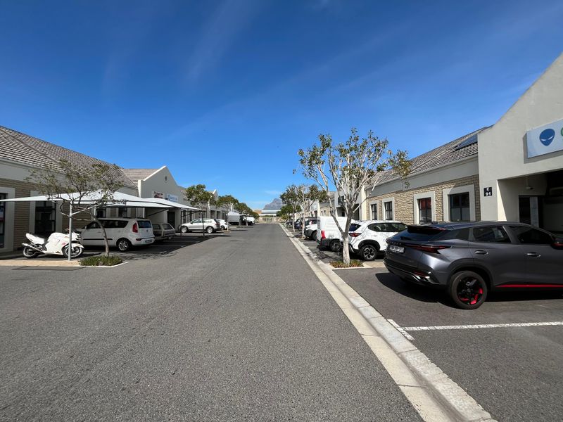 Versatile 102 squares Light Industrial or Office Unit To Let. Platinum Junction, Montague Gardens. - Photo 3