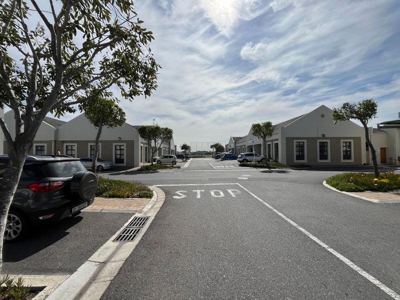 Versatile 102 squares Light Industrial or Office Unit To Let. Platinum Junction, Montague Gardens. - Photo 2