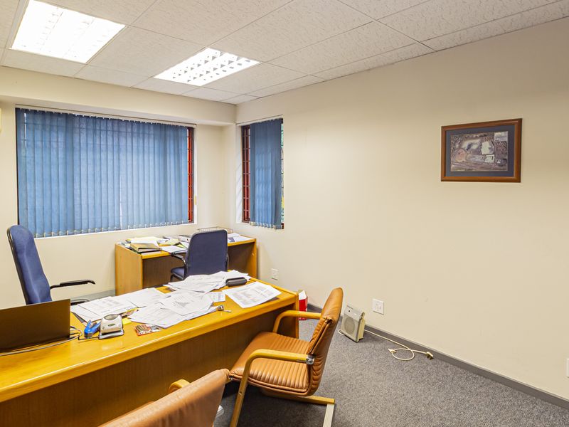 Freestanding Subdivisible Office Space To Let Or For Sale. - Photo 10