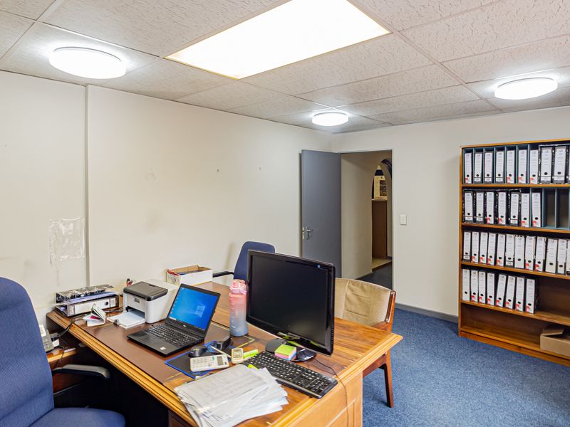 Freestanding Subdivisible Office Space To Let Or For Sale. - Photo 8