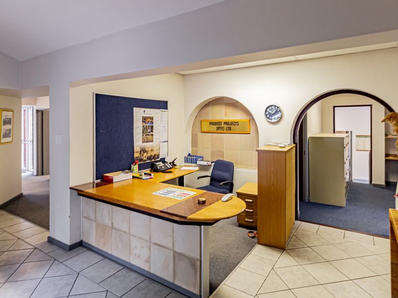 Freestanding Subdivisible Office Space To Let Or For Sale. - Photo 5