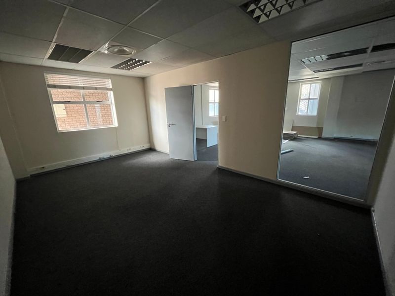 150 squares Business Unit To Let. Koeberg Road Frontage. Frazzita Business Park, Milnerton - Photo 5