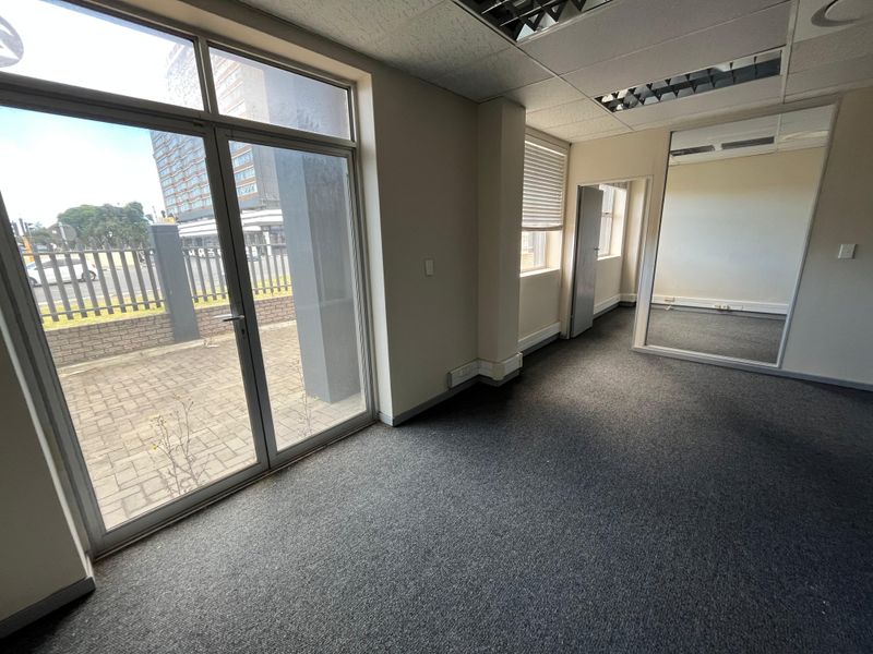 150 squares Business Unit To Let. Koeberg Road Frontage. Frazzita Business Park, Milnerton - Photo 10