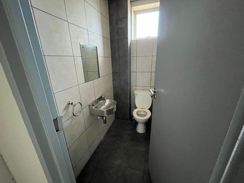 150 squares Business Unit To Let. Koeberg Road Frontage. Frazzita Business Park, Milnerton - Photo 9