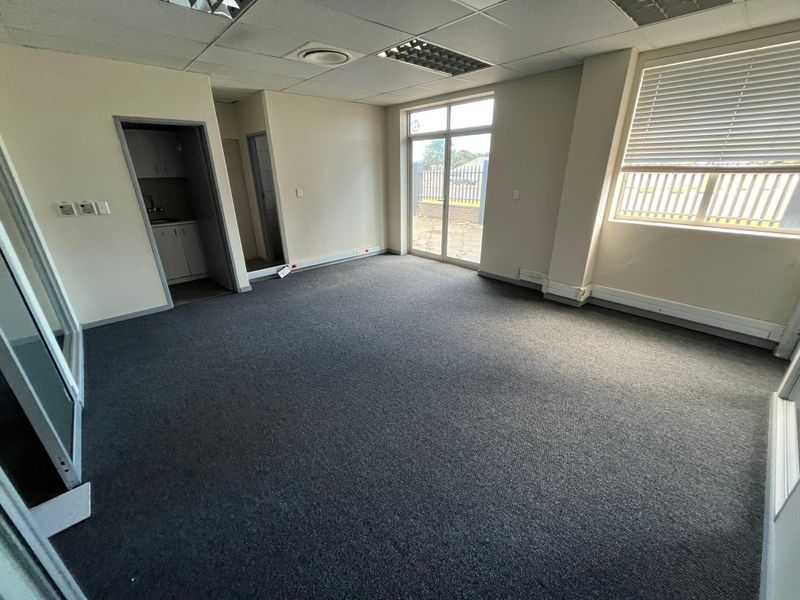 150 squares Business Unit To Let. Koeberg Road Frontage. Frazzita Business Park, Milnerton - Photo 6