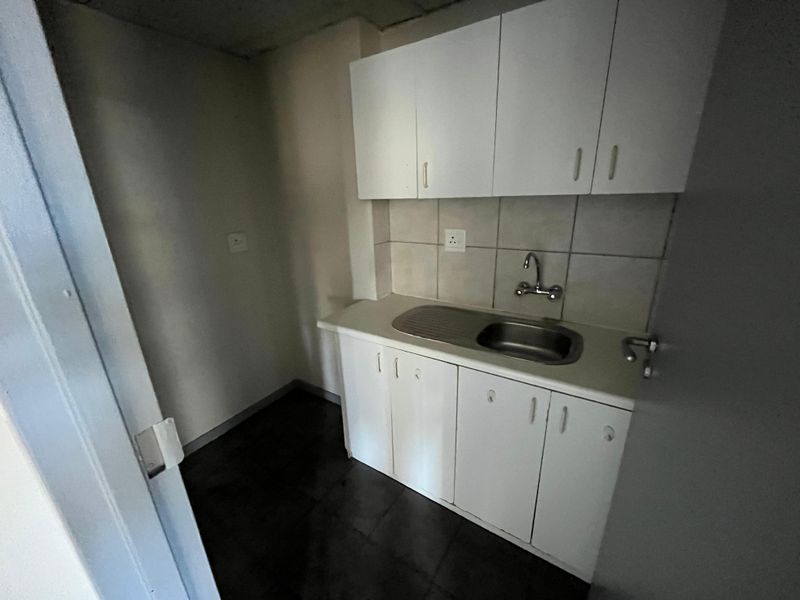 150 squares Business Unit To Let. Koeberg Road Frontage. Frazzita Business Park, Milnerton - Photo 8