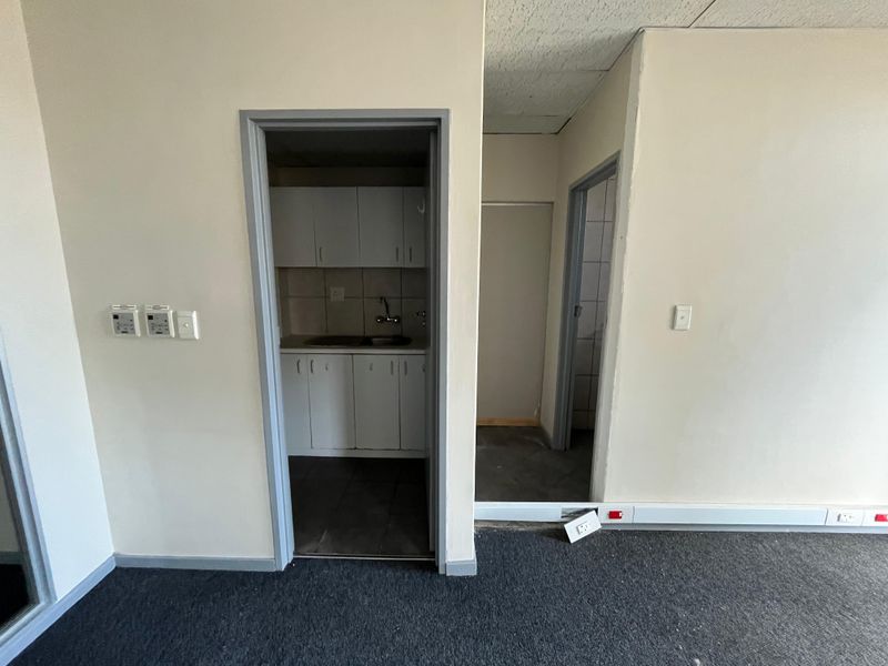 150 squares Business Unit To Let. Koeberg Road Frontage. Frazzita Business Park, Milnerton - Photo 7