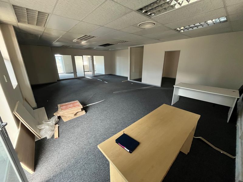 150 squares Business Unit To Let. Koeberg Road Frontage. Frazzita Business Park, Milnerton - Photo 4