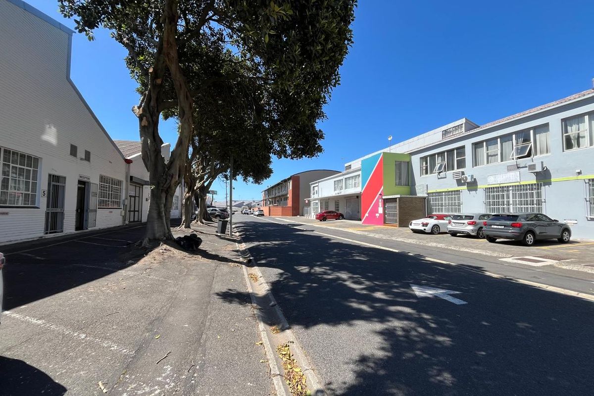 Versatile 530 squares Industrial Warehouse with Dual Roller Access. Prime Paarden Eiland Location - Photo 3