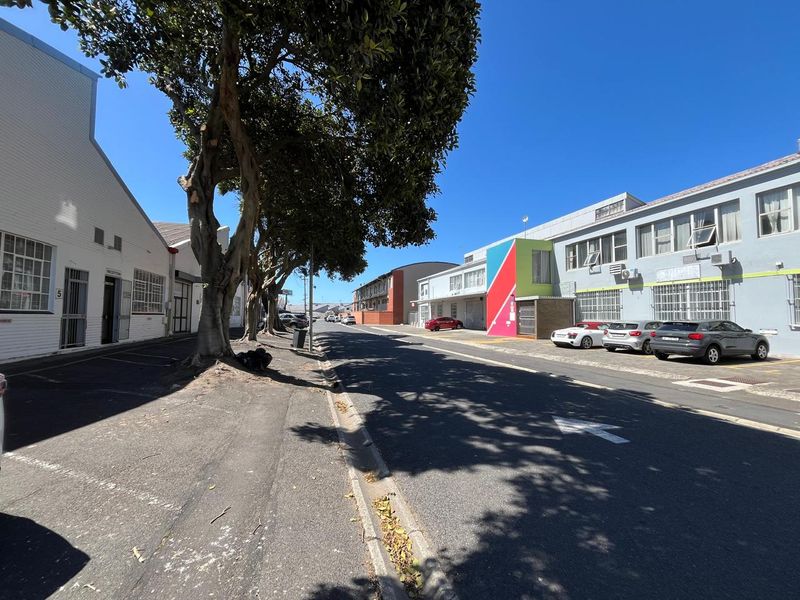 Versatile 530 squares Industrial Warehouse with Dual Roller Access. Prime Paarden Eiland Location - Photo 3