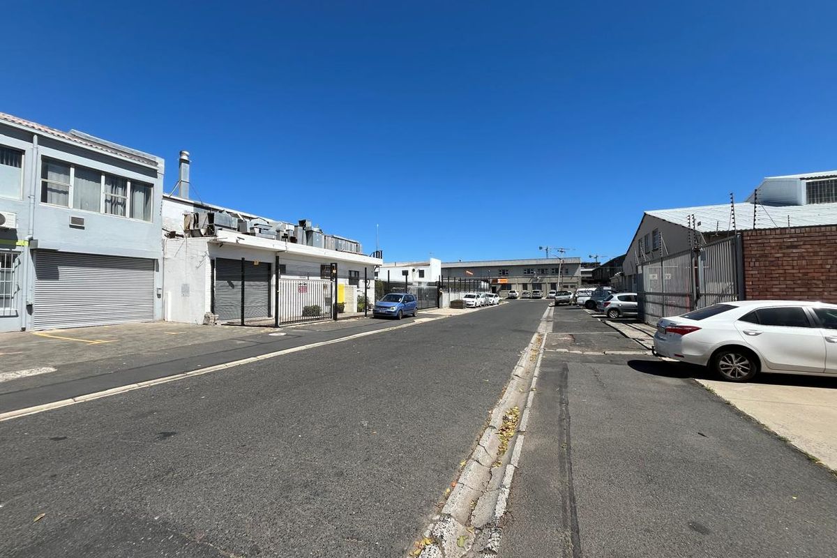 Versatile 530 squares Industrial Warehouse with Dual Roller Access. Prime Paarden Eiland Location - Photo 4