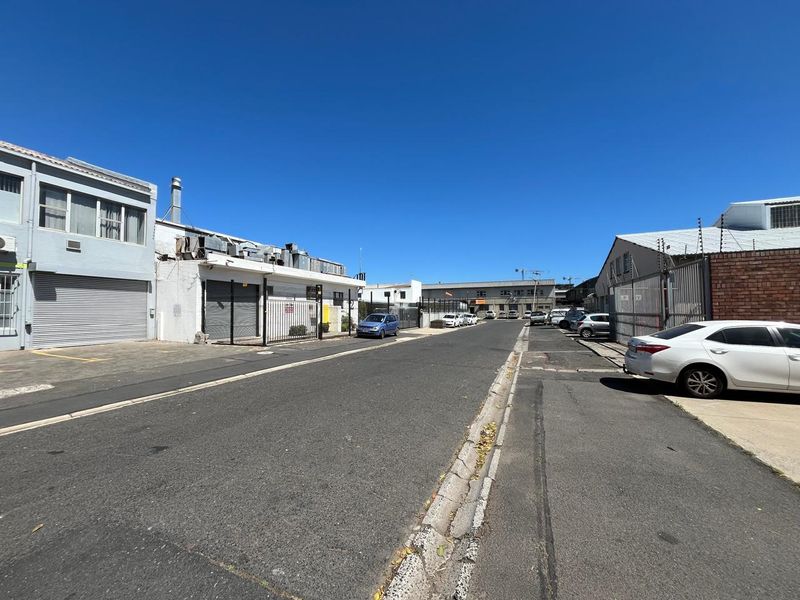 Versatile 530 squares Industrial Warehouse with Dual Roller Access. Prime Paarden Eiland Location - Photo 4