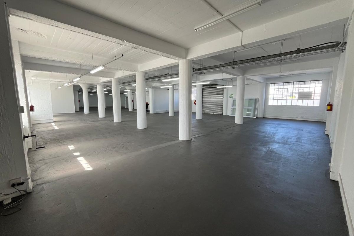 Versatile 530 squares Industrial Warehouse with Dual Roller Access. Prime Paarden Eiland Location - Photo 5