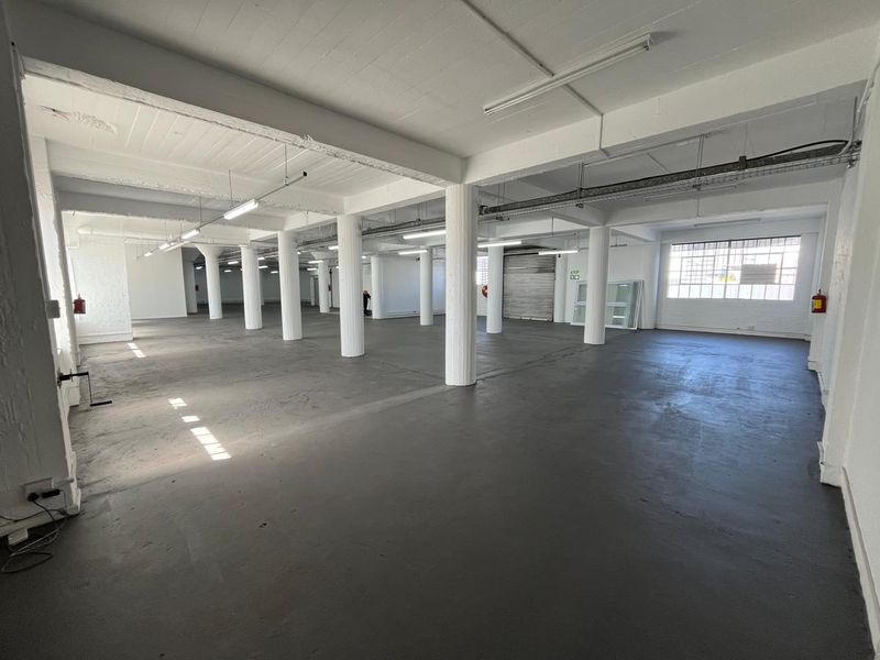 Versatile 530 squares Industrial Warehouse with Dual Roller Access. Prime Paarden Eiland Location - Photo 5