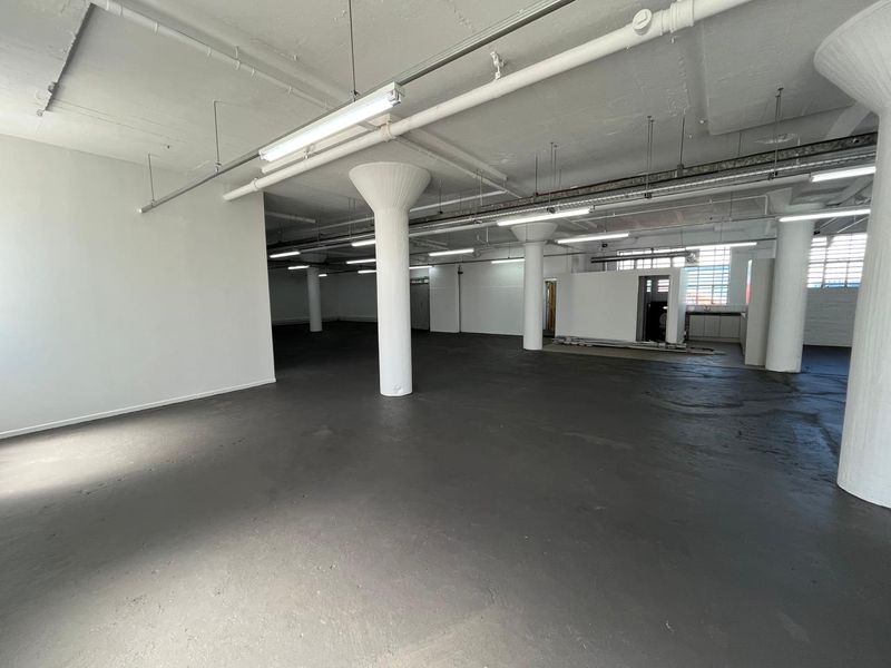 Versatile 530 squares Industrial Warehouse with Dual Roller Access. Prime Paarden Eiland Location - Photo 10